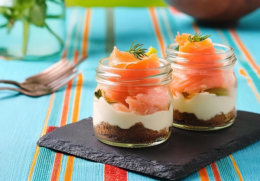Cheesecake al salmone e pane nero
