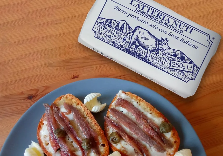 Pane burro e acciughe