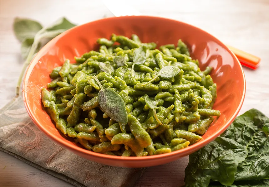 Spätzle di spinaci con burro e salvia